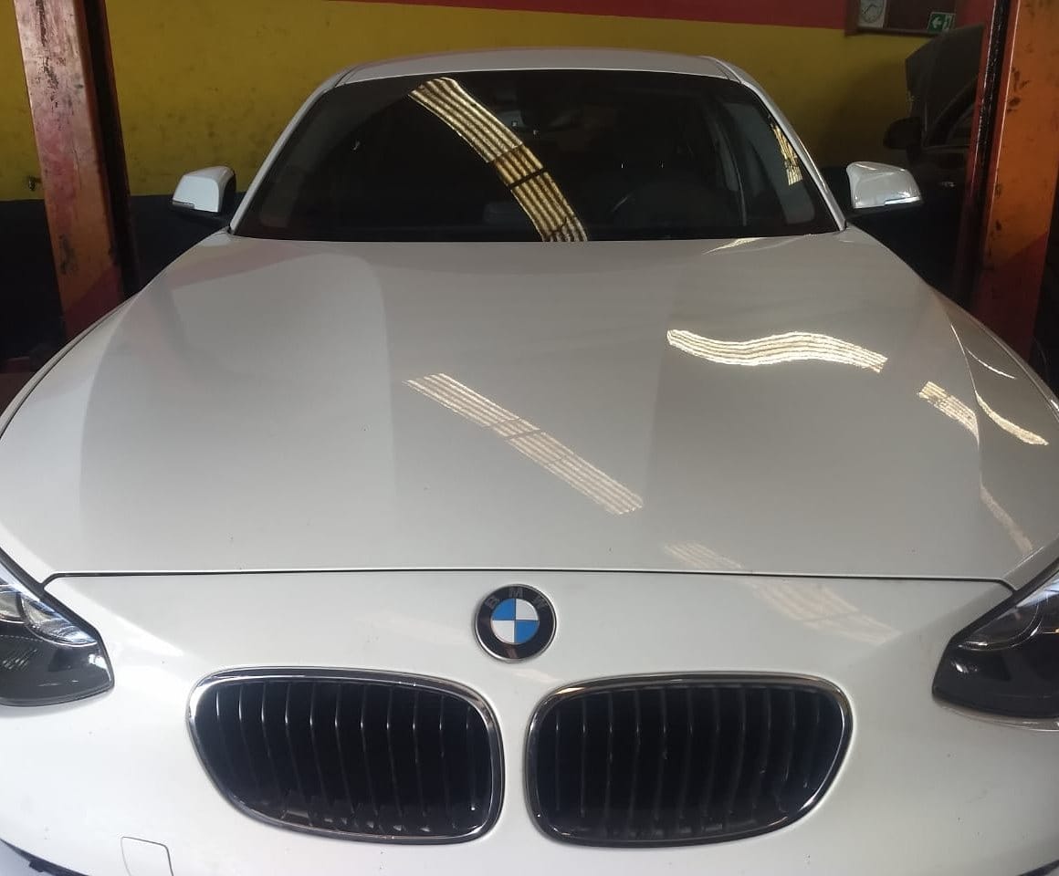BMW branca no elevador da Socar